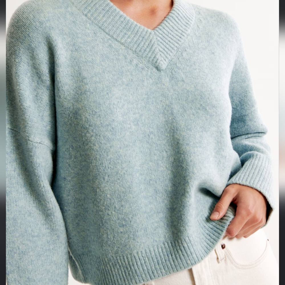 Abercrombie V-neck Wedge Sweater, Blue size Small